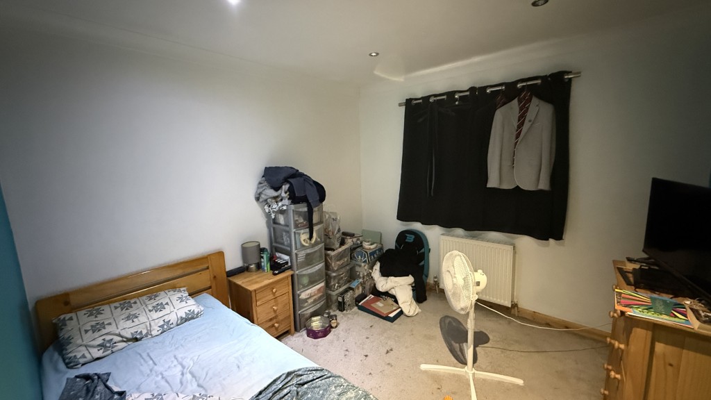 Lot: 142 - DETACHED THREE-BEDROOM BUNGALOW WITH GARAGE - Internal image of Bedroom 3